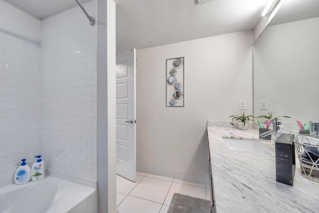 Luxury Apt 3 Mins To Dt Tampa -Pool-Gym-Balcony Esterno foto